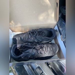 Hello , Selling these barely worn Black Nike Air Max Terraspace Plus